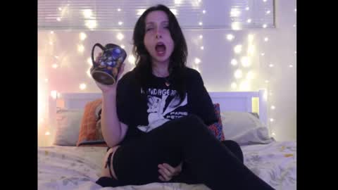 Snapshot of wingardiumleveveosa chatting on 02/04/25, 02:28 Eevie online show from 02/04/25, 02:28