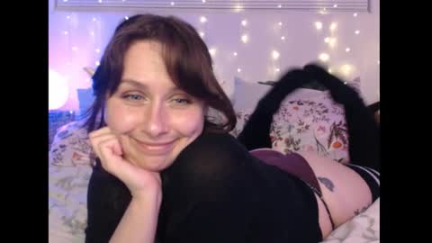 Snapshot of wingardiumleveveosa chatting on 12/21/25, 01:24 Eevie online show from 12/21/25, 01:24