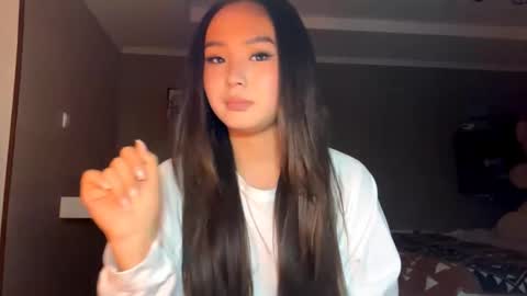 Snapshot of winterluchini chatting on 10/25/25, 02:24 Amina online show from 10/25/25, 02:24