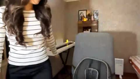 Snapshot of winterluchini chatting on 10/29/25, 02:19 Amina online show from 10/29/25, 02:19