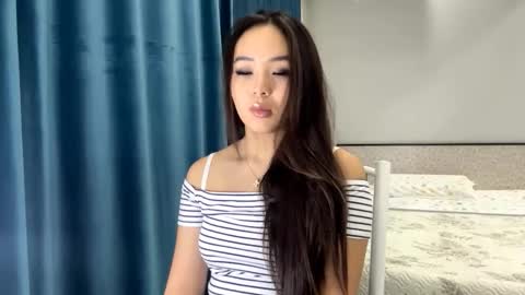 Snapshot of winterluchini chatting on 11/13/25, 02:49 Amina online show from 11/13/25, 02:49