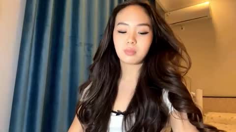 Snapshot of winterluchini chatting on 11/28/25, 03:04 Amina online show from 11/28/25, 03:04