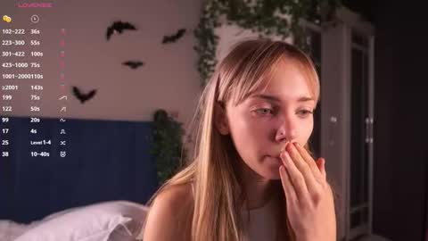 Snapshot of with_my_bae chatting on 11/17/25, 07:19 Hollis online show from 11/17/25, 07:19