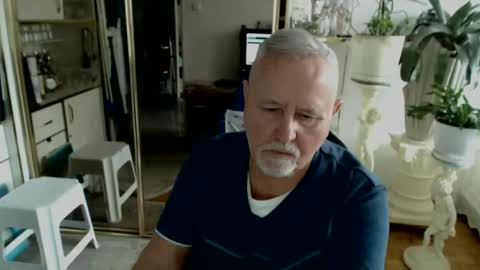 Snapshot of wlodek165 chatting on 02/21/25, 12:06 wlodek165 online show from 02/21/25, 12:06