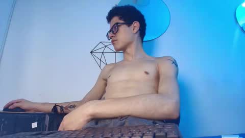 Snapshot of wolfan_sky chatting on 10/21/25, 11:33  W O L F  online show from 10/21/25, 11:33