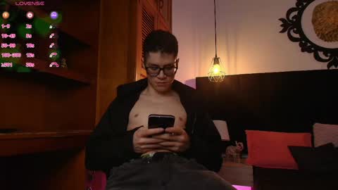  W O L F  online show from 04/04/26, 11:29