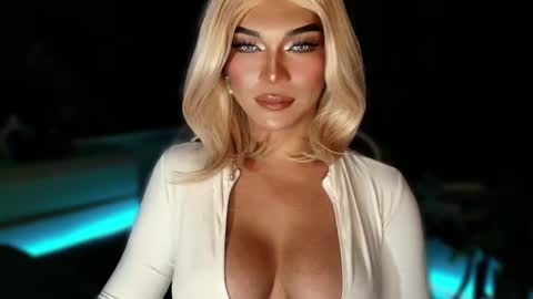 Snapshot of womanofyourdesire_ts chatting on 10/12/25, 07:46 Julia online show from 10/12/25, 07:46