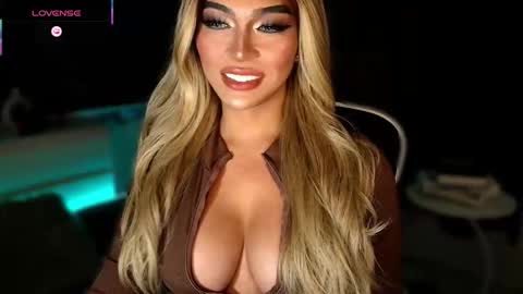 Snapshot of womanofyourdesire_ts chatting on 11/22/25, 08:08 Julia online show from 11/22/25, 08:08