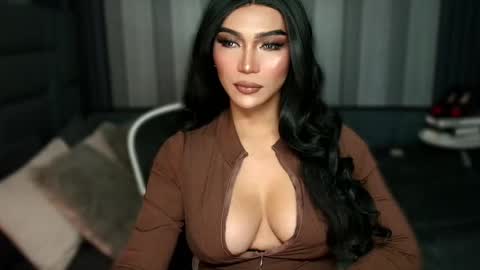 Snapshot of womanofyourdesire_ts chatting on 11/29/25, 01:19 Julia online show from 11/29/25, 01:19