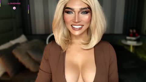 Snapshot of womanofyourdesire_ts chatting on 11/30/25, 01:31 Julia online show from 11/30/25, 01:31