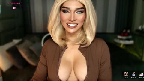 Snapshot of womanofyourdesire_ts chatting on 12/01/25, 12:26 Julia online show from 12/01/25, 12:26