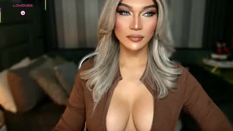 Snapshot of womanofyourdesire_ts chatting on 12/02/25, 02:17 Julia online show from 12/02/25, 02:17