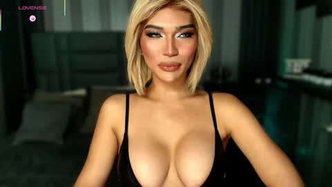 Snapshot of womanofyourdesire_ts chatting on 12/17/25, 01:22 Julia online show from 12/17/25, 01:22