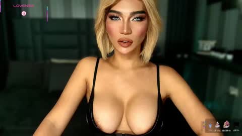 Snapshot of womanofyourdesire_ts chatting on 12/19/25, 04:19 Julia online show from 12/19/25, 04:19