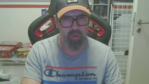 Snapshot of womenizzeer chatting on 12/11/24, 09:01 Adam online show from 12/11/24, 09:01