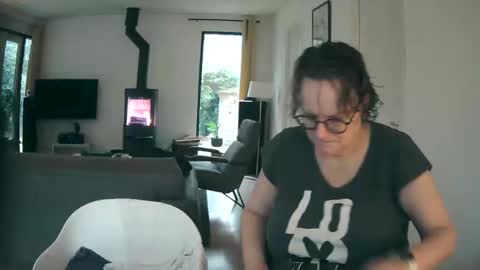 Snapshot of woodwurm chatting on 02/10/25, 04:04 woodwurm and Snoeske online show from 02/10/25, 04:04