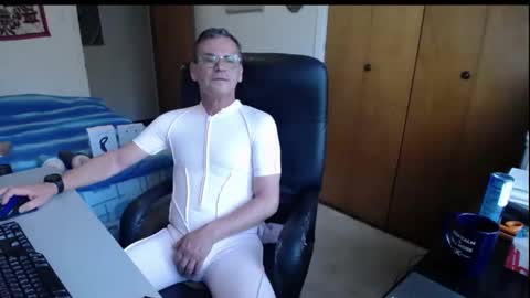 Snapshot of worldlarge chatting on 09/28/25, 12:10 Large one online show from 09/28/25, 12:10