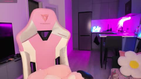 Emi online show from 10/30/25, 04:08