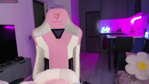 Emi online show from 12/22/25, 04:04