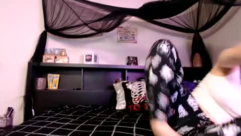 Snapshot of wrenleigh chatting on 06/12/26, 07:07 Crystal Lake online show from 06/12/26, 07:07