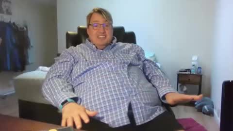 Snapshot of wrensroom chatting on 02/18/25, 06:37 Wren Valentino online show from 02/18/25, 06:37