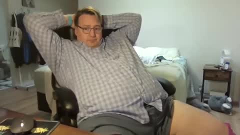 Snapshot of wrensroom chatting on 02/27/25, 10:42 Wren Valentino online show from 02/27/25, 10:42