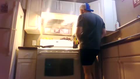 Snapshot of wundrsword33 chatting on 01/05/25, 11:37 BONER DONOR online show from 01/05/25, 11:37