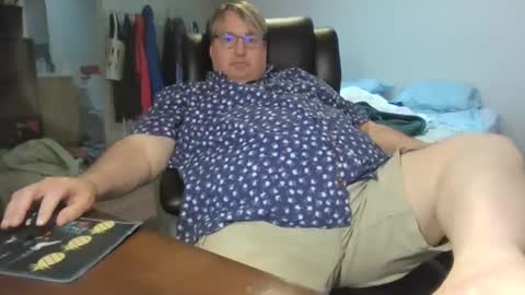 Snapshot of wvalentinox chatting on 12/08/24, 11:51 WValentinoX online show from 12/08/24, 11:51