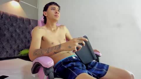 Snapshot of xander_owen2 chatting on 12/23/25, 03:48 XANDER online show from 12/23/25, 03:48