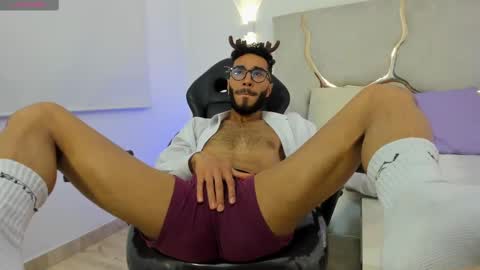 Snapshot of xander_tay chatting on 12/11/24, 08:39 ISSANDER online show from 12/11/24, 08:39