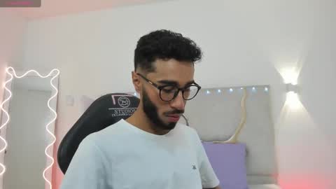 Snapshot of xander_tay chatting on 12/12/24, 08:10 ISSANDER online show from 12/12/24, 08:10