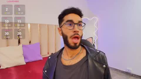 Snapshot of xander_tay chatting on 12/19/24, 01:18 ISSANDER online show from 12/19/24, 01:18