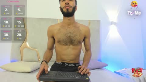 Snapshot of xander_tay chatting on 12/30/24, 10:45 ISSANDER online show from 12/30/24, 10:45