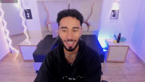 Snapshot of xander_tay chatting on 02/08/25, 07:38 ISSANDER online show from 02/08/25, 07:38