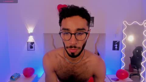 Snapshot of xander_tay chatting on 02/14/25, 07:44 ISSANDER online show from 02/14/25, 07:44