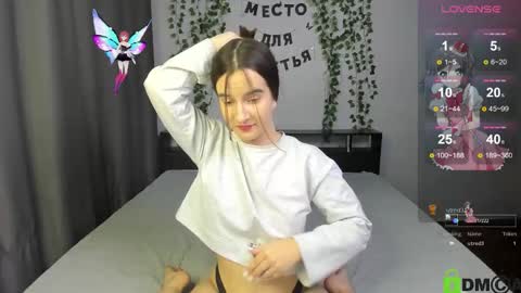 Snapshot of xangel_bunny_x chatting on 10/23/25, 06:17 Lola online show from 10/23/25, 06:17