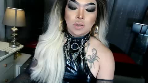 Snapshot of xdirtyflirtyx chatting on 11/27/25, 08:33 Zhavia online show from 11/27/25, 08:33