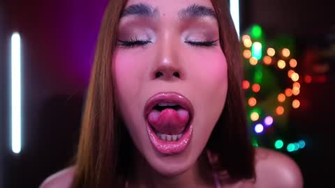 Snapshot of xforyoureyesonlyx chatting on 11/06/25, 04:24 Anne online show from 11/06/25, 04:24