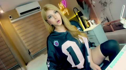 Snapshot of xhey_honeyx chatting on 06/08/26, 05:52 hey honey online show from 06/08/26, 05:52