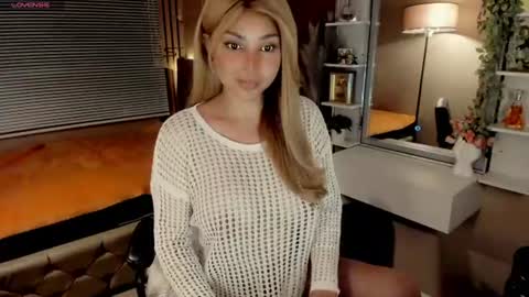 Snapshot of xhey_honeyx chatting on 07/13/26, 03:42 hey honey online show from 07/13/26, 03:42