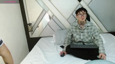 Snapshot of xhotdesire_fx chatting on 03/04/25, 04:49 Marco and Veronica online show from 03/04/25, 04:49