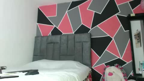 Snapshot of ximenaa_suarez chatting on 11/11/25, 04:40 ximena suarez online show from 11/11/25, 04:40