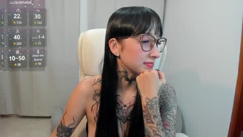 Snapshot of xisisxx chatting on 02/04/25, 10:02 xisisxx online show from 02/04/25, 10:02