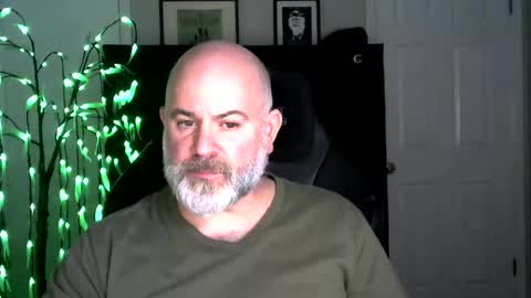 Snapshot of xjohnniex77 chatting on 12/17/25, 01:44 MrSlowBurn77 online show from 12/17/25, 01:44