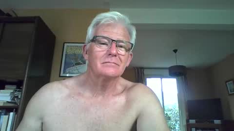 Snapshot of xmaeg3 chatting on 10/08/25, 09:40 xmaeg3 online show from 10/08/25, 09:40