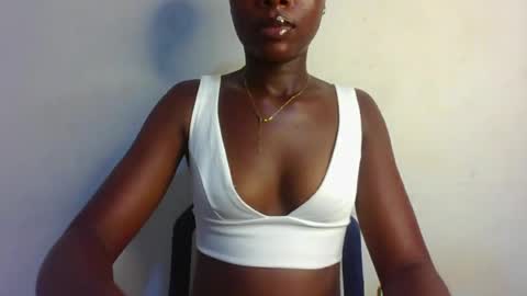 Snapshot of xoxo_sexyla chatting on 06/18/26, 06:01 Raya online show from 06/18/26, 06:01