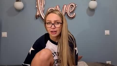 Snapshot of xsexycouples chatting on 03/01/25, 11:26 AnnaMaee online show from 03/01/25, 11:26