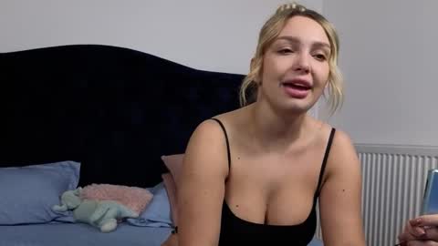 AnnaMaee online show from 11/10/25, 10:09