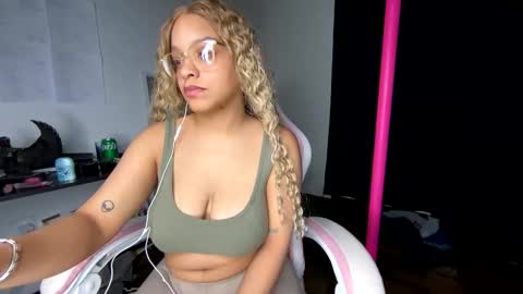 xStarGazingx online show from 05/13/26, 06:44