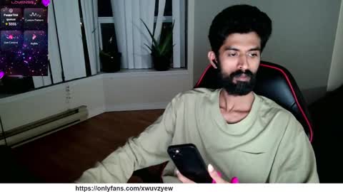 Snapshot of xwuvzyew chatting on 01/01/25, 12:43 x online show from 01/01/25, 12:43